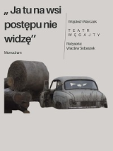 Plakat z informacjami na temat spektaklu i czarno-białym zdjęciem samochodu marki Syrena, koło którego jest m.in. bela słomy.