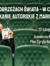 Mężczyzna w ciemnej marynarce siedzi w pustej sali z zielonymi fotelami, trzymając w dłoni egzemplarz swojej książki. Wokół białe napisy, szczegóły na temat wydarzenia zawarte w treści artykułu.