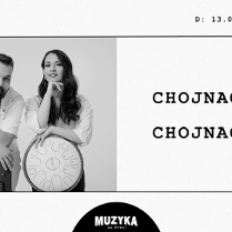 Plakat podzielony na dwie części. Z lewej strony czarno-białe zdjęcie muzyków, z prawej nazwa zespołu Chojnacka Chojnacki. Oba elementy znajdują się w czarnej ramce na białym tle. Powyżej informacje o wydarzeniu zawarte w treści artykułu. Poniżej logo Klubu Muzyka na nowo.