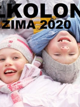 2 dzieci leży na śniegu. Dotykaja sie głowami.