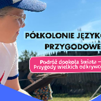 Plakat, który reklamuje letnie półkolonie jezykowo-przygodowe. Zdjęcie dziecka w czapce z daszkiem, rysunek słońca i żaglowca.