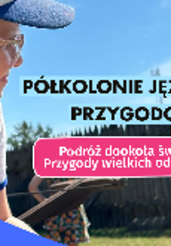 Plakat, który reklamuje letnie półkolonie jezykowo-przygodowe. Zdjęcie dziecka w czapce z daszkiem, rysunek słońca i żaglowca.