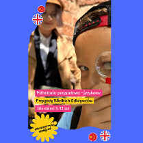 Informacje o półkoloniach, dziecko spogląda przez szkło powiększające.