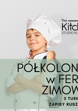 Uśmiechnięte dziecko w stroju i czapce kucharza stoi z założonymi rękoma, w jednej z nich trzyma drewnianą łyżkę. Jego sylwetkę przesłaniają napisy informujące o półkoloniach.