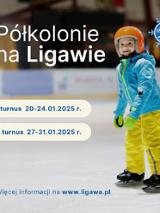 Uśmiechnięte dziecko jeździ na łyżwach, po lewej stronie napisy informujące o półkoloniach.