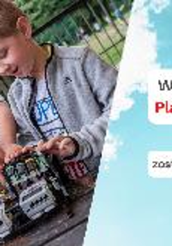 Po prawej stronie trójka chłopców z robotem, po prawej na tle nieba, napis informacyjny.