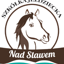 Obrazek przedstawia symbol stajni nad stawem.