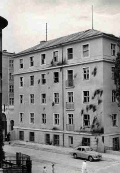 Stara fotografia. Dwa budynki.