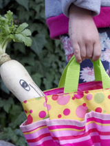 pomalowana rzodkiew w kolorowej torbie