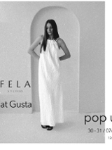 Dziewczyna w lnianej, długiej, białej sukience, obok napisy informując o wydarzeniu.