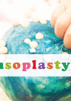 Plakat, rączki dziecka bawią się plasteliną, przyklejają białe kuleczki do dużej kuli. Na środku kolorowy napis Sensoplastyka.