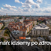 Zdjęcie z lotu ptaka, fragment miasta z kamienicami, ulicami i parkami.