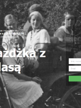 Na czarno-białej fotografii powóz z pasażerami