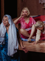 Przebrane aktorki występujące w ramach spektaklu "Prezydentki".