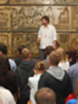 Przewodnik prezentuje ciekawostki w zamku