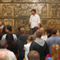 Przewodnik prezentuje ciekawostki w zamku