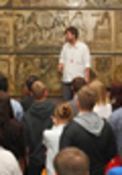 Przewodnik prezentuje ciekawostki w zamku