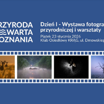 Plakat wydarzenia Przyroda Warta Poznania. Na niebieskim tle białe napisy. U dołu pas przypominający kliszę fotograficzną z miniaturami zdjęć przyrody: porosty, stado jeleni, zwierzę w wodzie, owad w locie, samotne drzewa we mgle oraz gałęzie na tle światła.