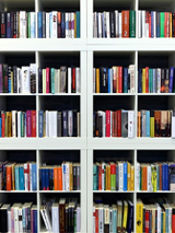 regał z książkami