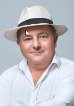 Uśmiechnięty Robert Makłowicz w kapeluszu.