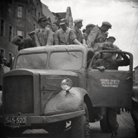 Stara fotografia z ludźmi na samochodzie ciężarowym