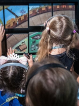 Dzieci oglądają wystawę