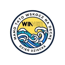 Plakat promujący rodzinny Dzień Dziecka "Mamo Tato wskocz na dechę" w okrągłej formie. Wnętrze wypełnia rysunek wzburzonego morza, dookoła napisy informujące o wydarzeniu.