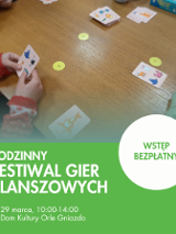 Dzieci graja w karty, u dału zielony pasek, a na nim napis Rodzinny Festiwal Gier Planszowych, wstęp bezpłatny.