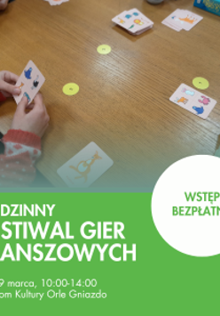 Dzieci graja w karty, u dału zielony pasek, a na nim napis Rodzinny Festiwal Gier Planszowych, wstęp bezpłatny.