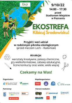 Ludzi na trawniku obok nich bardzo duża piłka z zaznaczonymi kontynentami. Informacje pisemne zawarte w treści artykułu.