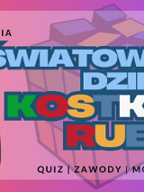 Plakat, który promuje Rubikowy Dzień w Łamigłówkarni. Rysunek zadowolonego chłopaka, który trzyma w rękach ułozoną kostkę Rubika. W tle ogrona kostak Rubika, a na niej kolorowy napis Światowy Dzień Kostki Rubika, quizy, zawody, mozaiki, pokazy.