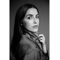 Czarno białe zdjęcie kobiety.