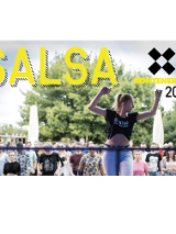 "Salsa w KontenerART 2022". Tańcząca kobieta na scenie, a za nią tłum ludzi.