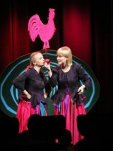 scena, dwie kobiety, jabłko, kogut