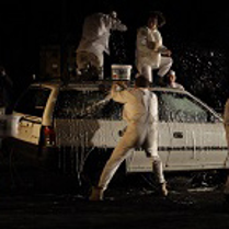 Scena ze spektaklu - mycie zniszczonego samochodu