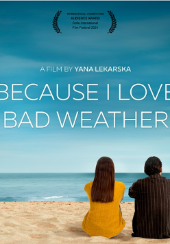 Kobieta w żółtej sukience i mężczyzna siedzą na plaży zwróceni w stronę morza, ponadto informacje o seansie filmowym.