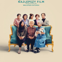 Plakat filmu Kłamstewko, na którym azjatycka rodzina siedzi i stoi wokół kanapy.