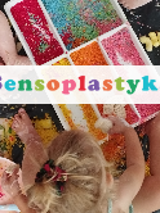 Zdjęcie dzieci siedzących na dywanie, bawiących się kolorowymi plastelinami, na środku kolorowy napis Sensoplastyka.