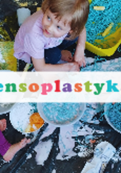 Dzieci siedzą na trawie