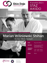 Na plakacie, który reklamuje staż aikido dla dzieci i dorosłych, znajduje się Shihan Marian Wiśniewski, który ma owy staż poprowadzić. Jest uśmiechnięty i ubrany w kimono.