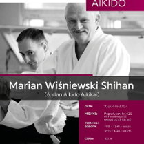 Na plakacie, który reklamuje staż aikido dla dzieci i dorosłych, znajduje się Shihan Marian Wiśniewski, który ma owy staż poprowadzić. Jest uśmiechnięty i ubrany w kimono.