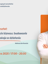 Grafika promująca wakacyjny warsztat dla przedsiębiorców z cyklu "S.O.S. dla głowy - jak zadbać o siebie w pracy pod presją". Tytuł warsztatu: "Siła oddechu w świecie biznesu: budowanie odporności i spokoju w działaniu". Prowadzący: Mateusz Bartkowiak. Termin: 16 lipca 2025, godz. 17:00-20:00. Miejsce: +jeden, ul. Za Bramką 1, Poznań. Po prawej stronie znajduje się zdjęcie uśmiechniętego mężczyzny z założonymi rękami, na tle pomarańczowego prostokąta. W prawym górnym rogu logo "Poznań Biznes Partner".