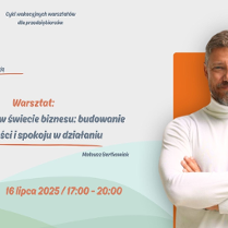 Grafika promująca wakacyjny warsztat dla przedsiębiorców z cyklu "S.O.S. dla głowy - jak zadbać o siebie w pracy pod presją". Tytuł warsztatu: "Siła oddechu w świecie biznesu: budowanie odporności i spokoju w działaniu". Prowadzący: Mateusz Bartkowiak. Termin: 16 lipca 2025, godz. 17:00-20:00. Miejsce: +jeden, ul. Za Bramką 1, Poznań. Po prawej stronie znajduje się zdjęcie uśmiechniętego mężczyzny z założonymi rękami, na tle pomarańczowego prostokąta. W prawym górnym rogu logo "Poznań Biznes Partner".