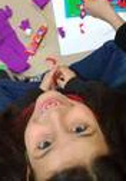 dzieci wycinające z papieru