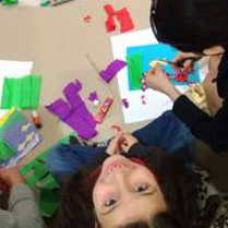 dzieci wycinające z papieru