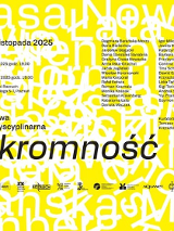 Informacje o wystawie zatytułowanej skromność, w tle białe napisy z nazwiskami na żółtym tle.