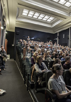 słuchacze wykładu w kinie, fot. L. Janczak