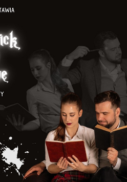 Plakat, który reklamuje Spektakl "Dla kogo Nick (prawie) stracił głowę?", grupa aktorów na scenie, z boku napisy informujące o wydarzeniu.