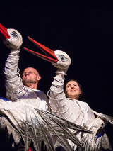 Zdjęcie ze spektaklu - dwóch aktorów w przebraniach białych bocianów.