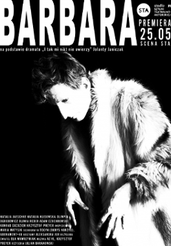 Czarno-białe zdjęcie z wysokim kontrastem. Osoba na zdjęciu ma założone futro, ma krótko obcięte kręcone włosy. Z rękawków wyłaniają się kościste dłonie z długimi, zaniedbanymi paznokciami